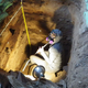 La arqueóloga Lisa-Marie Shillito recolecta muestras de cuevas